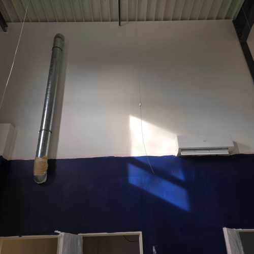 Réalisation d'une salle de sport orange bleu à vedene (18)