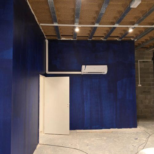 Réalisation d'une salle de sport orange bleu à vedene (20)